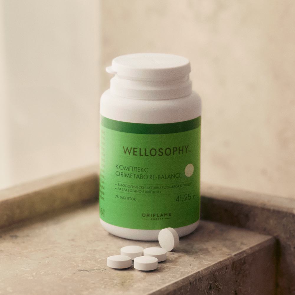 белая бутылка с зеленой этикеткой рядом с несколькими белыми таблетками