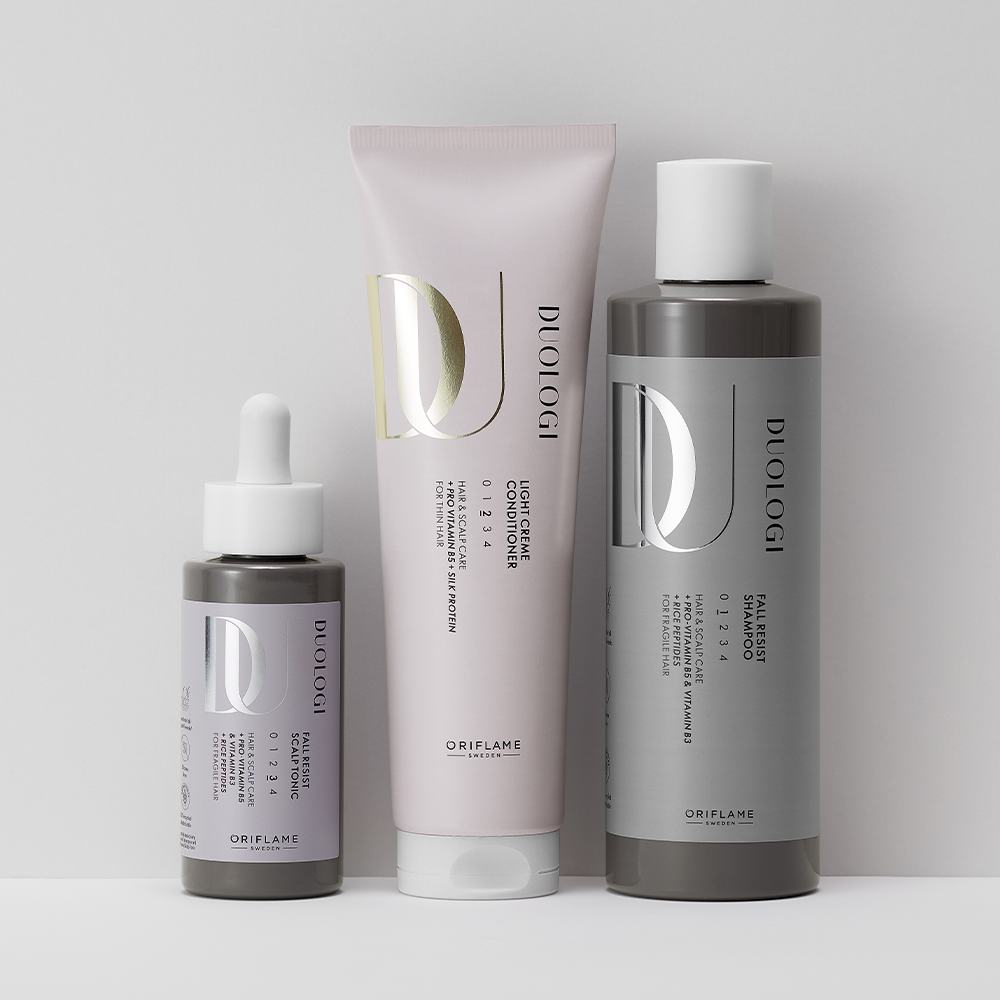 um conjunto de frascos de cosméticos