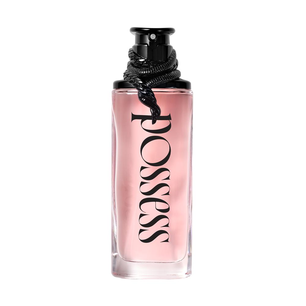 un frasco de perfume con tapón negro