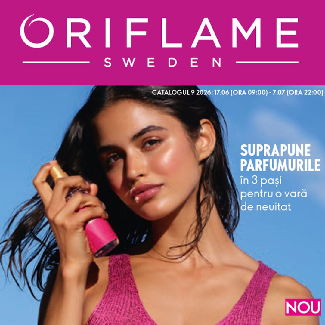 o femeie care ține o sticlă de parfum