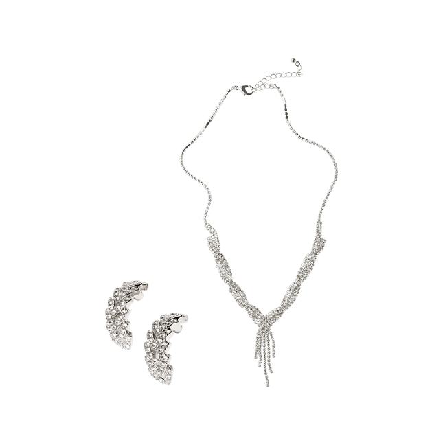un collar y unos pendientes con diamantes