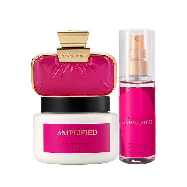 un grupo de frascos de perfume y una bolsa rosa
