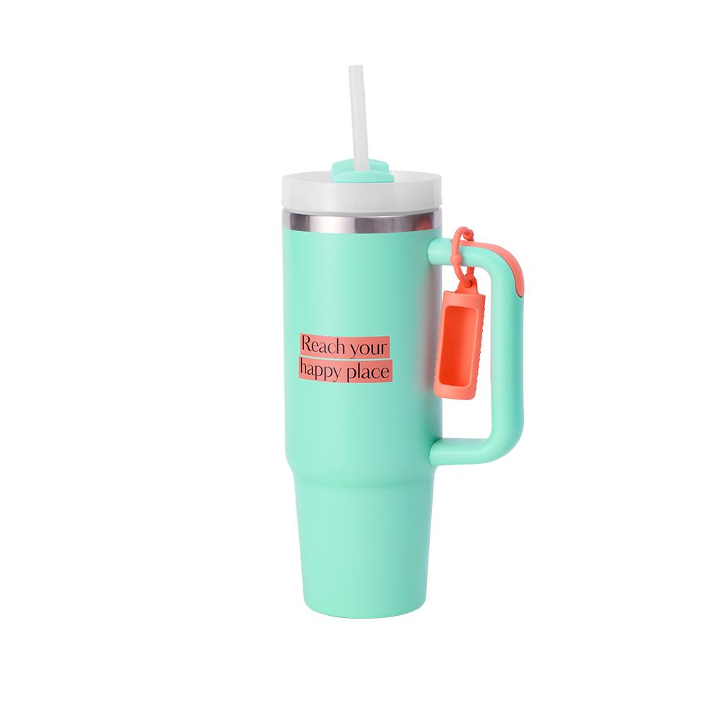 una taza azul y plateada con una pajita