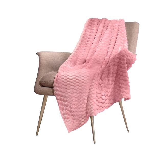 una manta rosa sobre una silla