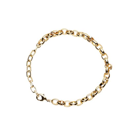 una pulsera de cadena dorada sobre un fondo blanco
