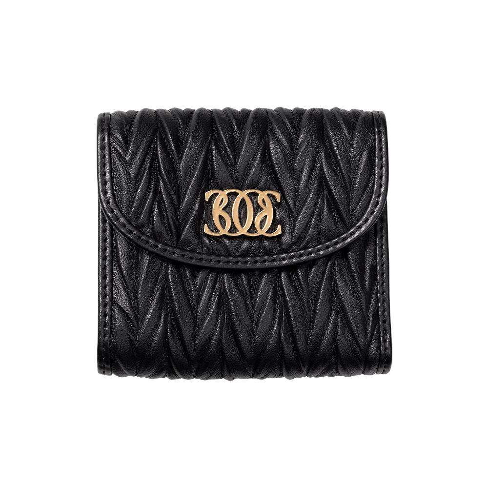 una cartera negra con un logotipo dorado
