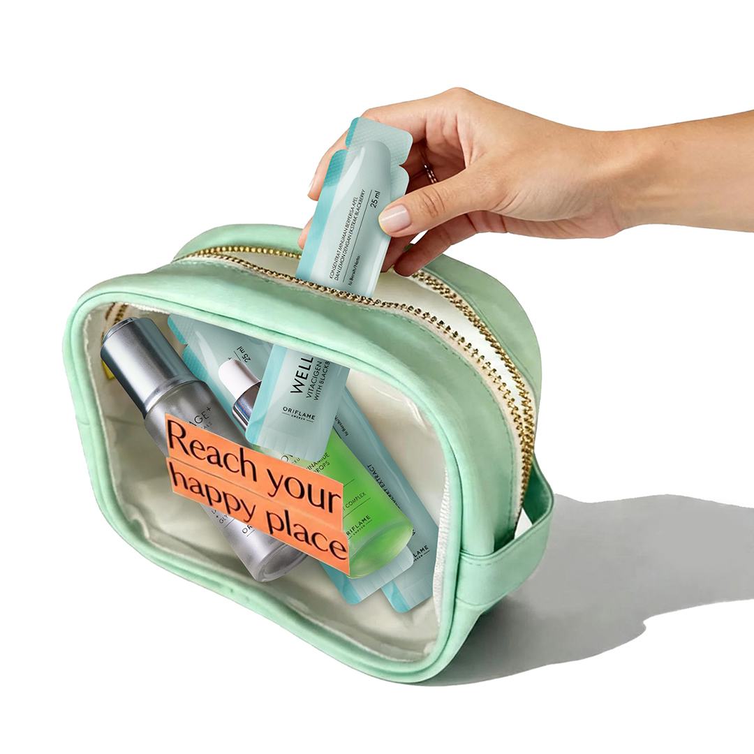 sebuah tangan yang memegang tas kosmetik kecil