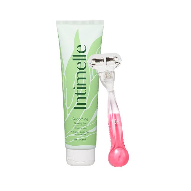una maquinilla de afeitar rosa junto a un tubo de crema