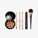 een set make-upborstels en een blushdoosje