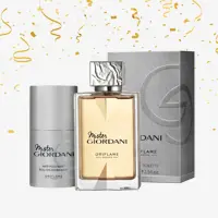 o sticlă de parfum lângă o cutie argintie