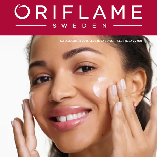 o femeie care își aplică cremă pe față