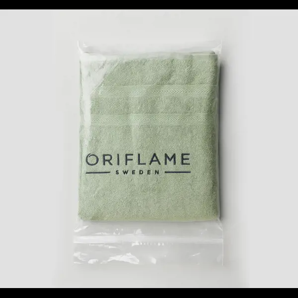 plastik torba içinde yeşil bir havlu