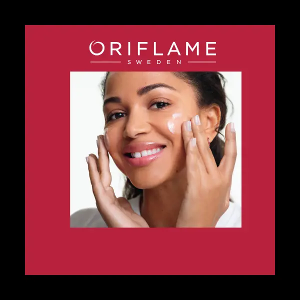 moteris, tepanti kremą ant veido