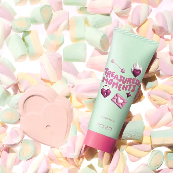 un tube de crème rose et vert à côté d'une boîte rose en forme de cœur