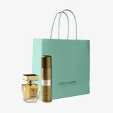 флакон духов рядом с сумкой