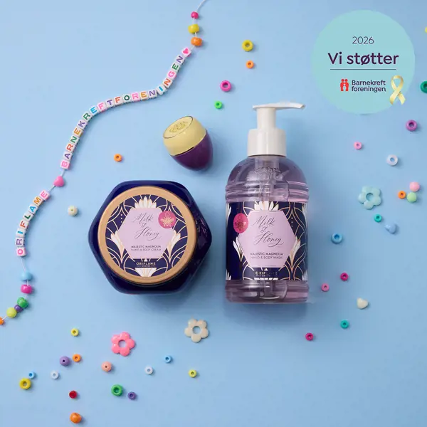 en gruppe flasker med væske og et perlekjede