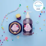 en grupp flaskor med vätska och pärlor