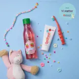 et leketøy og en tannbørste med tannkrem og en flaske munnskyll