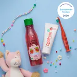 en leksak och en tandborste med tandkräm och en flaska schampo