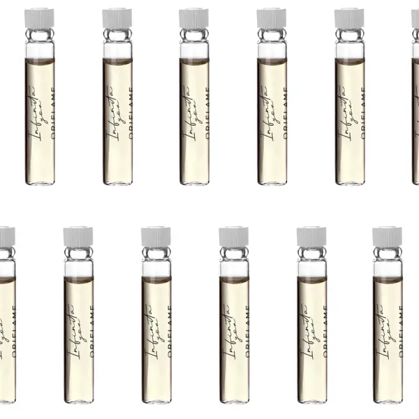 μια ομάδα φιαλιδίων με καφέ υγρό