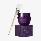 fialová nádoba s bílým štětcem vedle ní