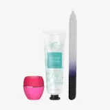 uma lima de unhas e um tubo de creme