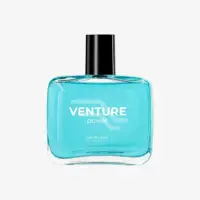 une bouteille de liquide bleu