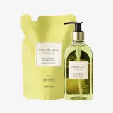 um frasco de líquido ao lado de um saco