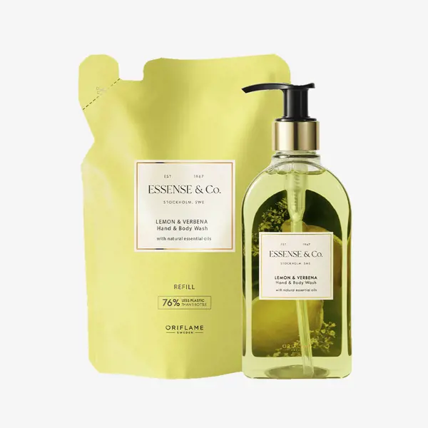 ένα μπουκάλι υγρού δίπλα σε μια τσάντα