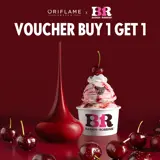 Sebuah objek merah di samping gelas es krim