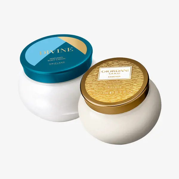 sekelompok wadah putih dan biru dengan tutup emas