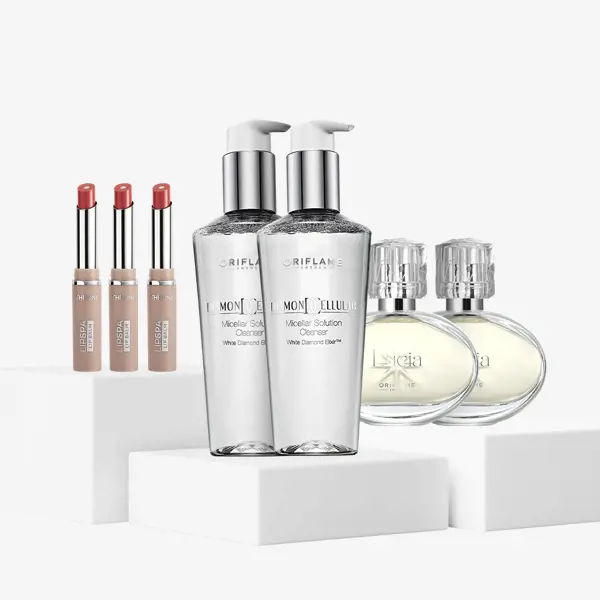 en grupp kosmetiska produkter på ett vitt podium