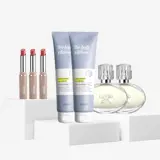 Eine Gruppe von Kosmetikprodukten auf einem weißen Podest