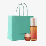 синяя сумка с бутылкой жидкости и небольшим шариком крема