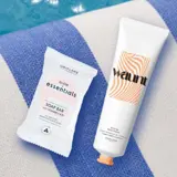 sebuah tabung sabun dan sebuah tabung sabun di atas handuk