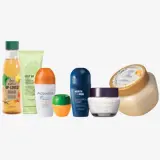 un grup de sticle diferite