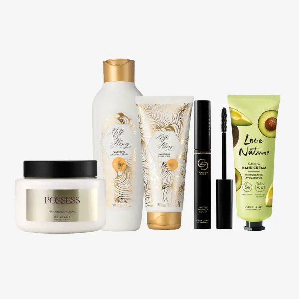 um conjunto de cosméticos sobre um fundo branco