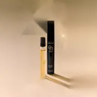 زجاجة عطر بجانب زجاجة عطر