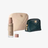 un conjunto de neceseres de maquillaje