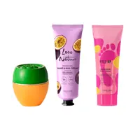 een groep flesjes crème en nagelcrème