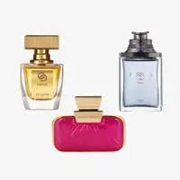 un grup de sticluțe de parfum