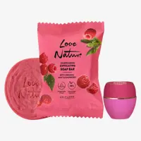un savon rose à côté d’un flacon rose