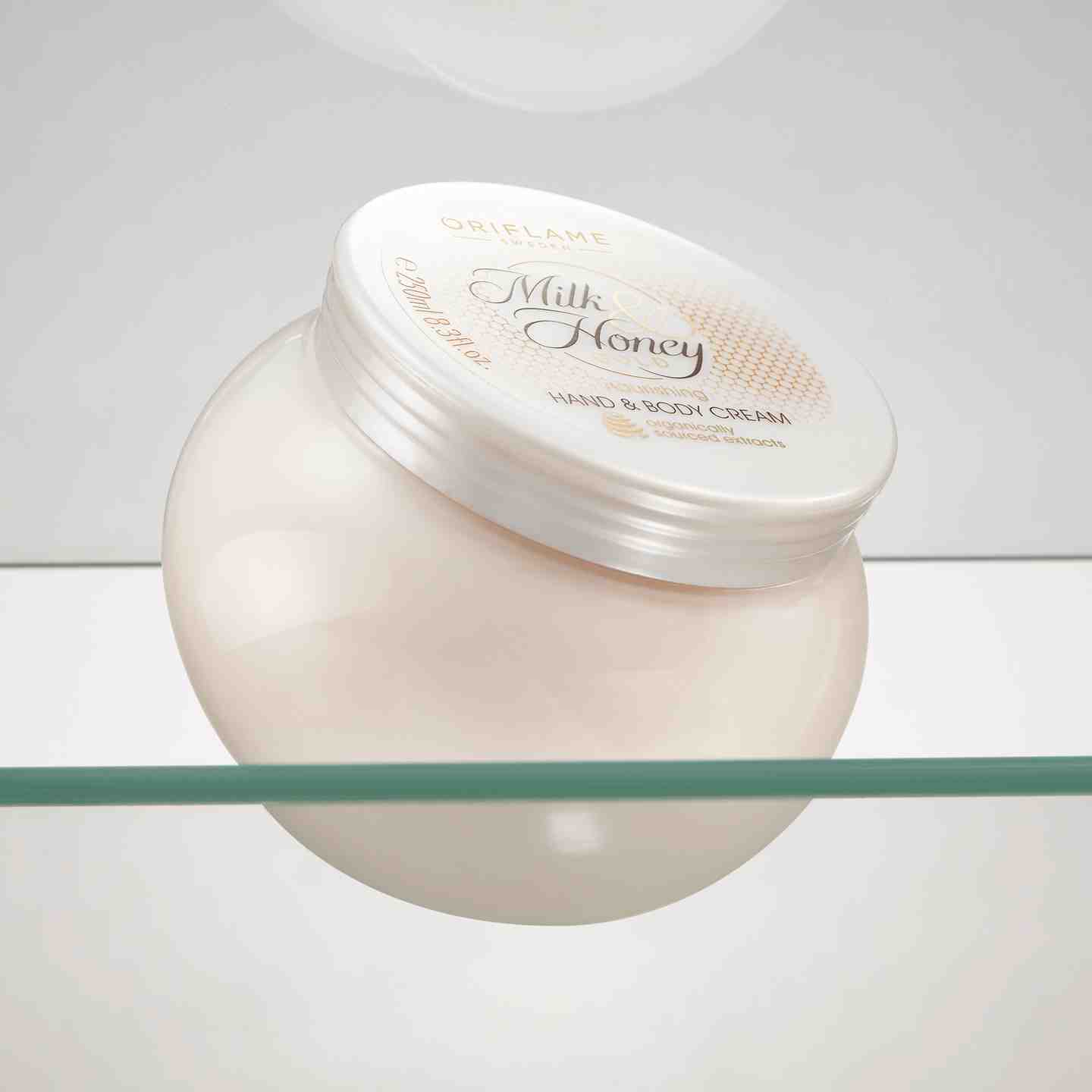 https://media-cdn.oriflame.com/productImage?externalMediaId=product-management-media%2FProducts%2F31602%2F31602_2.png&id=18585087&version=1&ib=%23F5F5F5