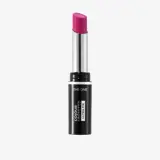 una barra de labios rosa con tubo plateado