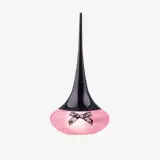 un frasco de perfume rosa y negro con la Torre Eiffel de fondo