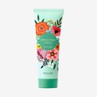 eine Cremetube mit Blumen darauf