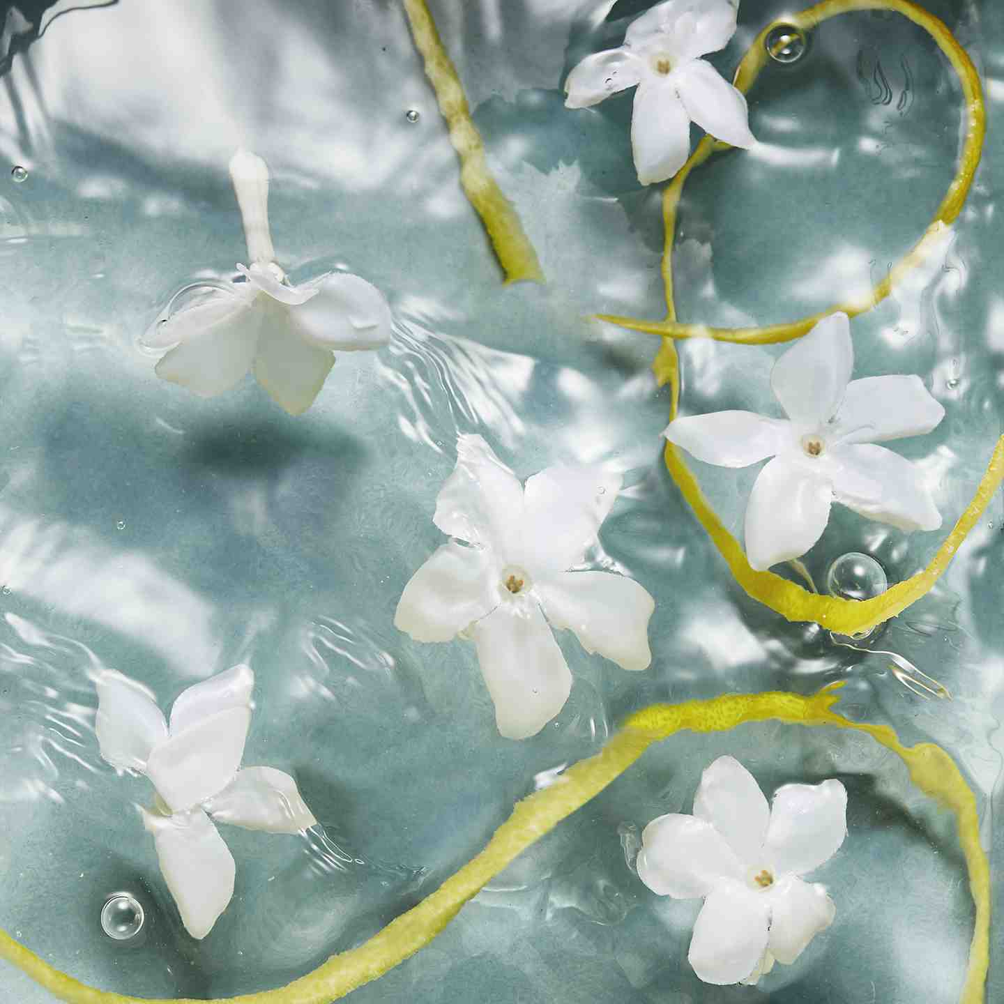 https://media-cdn.oriflame.com/productImage?externalMediaId=product-management-media%2FProducts%2F44443%2FSK%2F44443_3.png&id=2024-03-11T11-26-20-229Z_MediaMigration&version=1676973699&ib=%23F5F5F5