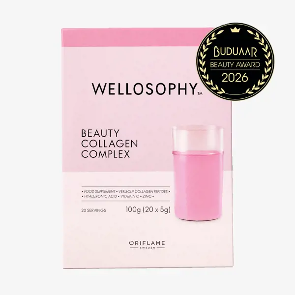 rožinė dėžutė su stikline rožinio skysčio