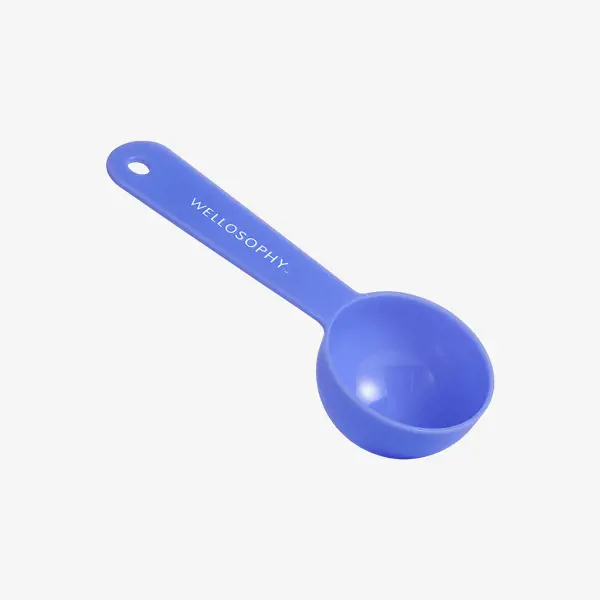 синяя пластиковая мерная ложка