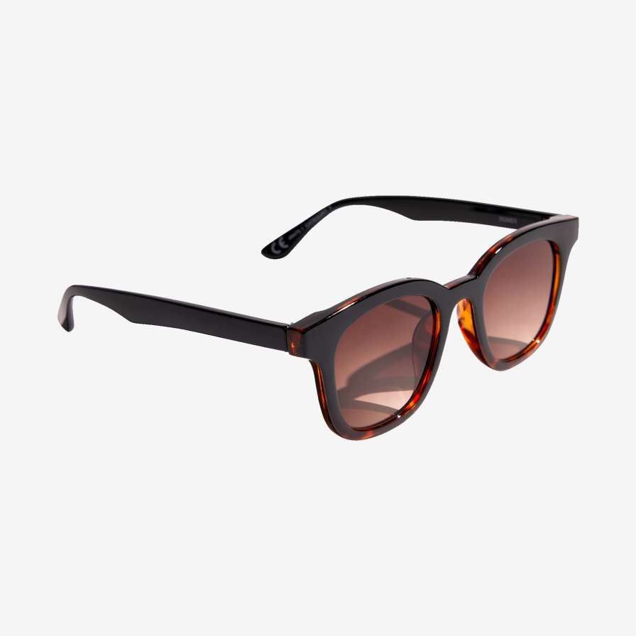 Женские солнцезащитные очки в коричневой оправе